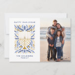 Gelukkige Chanoeka feestelijke Waterverf Menorah F Feestdagenkaart<br><div class="desc">Fijne Chanoeka! Stuur Chanoeka groeten aan familie en vrienden met deze elegante foto platte kaart. Het beschikt over waterverf Menorah en elegant kransblad in een verfijnd palet van goud, lichtblauw en marineblauw. Pas de kaart aan met uw gekoesterde verticale foto en twee regels aangepaste tekst om een persoonlijk tintje aan...</div>