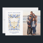 Gelukkige Chanoeka feestelijke Waterverf Menorah F Feestdagenkaart<br><div class="desc">Fijne Chanoeka! Stuur Chanoeka groeten aan familie en vrienden met deze elegante foto platte kaart. Het beschikt over waterverf Menorah en elegant kransblad in een verfijnd palet van goud, lichtblauw en marineblauw. Pas de kaart aan met uw gekoesterde verticale foto en twee regels aangepaste tekst om een persoonlijk tintje aan...</div>