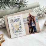 Gelukkige Chanoeka feestelijke Waterverf Menorah F Feestdagenkaart<br><div class="desc">Fijne Chanoeka! Stuur Chanoeka groeten aan familie en vrienden met dit elegante foto briefkaart. Het beschikt over waterverf Menorah en elegant kransblad in een verfijnd palet van goud, lichtblauw en marineblauw. Pas de kaart aan met uw gekoesterde verticale foto en twee regels aangepaste tekst om een persoonlijk tintje aan uw...</div>