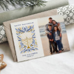 Gelukkige Chanoeka feestelijke Waterverf Menorah F Feestdagenkaart<br><div class="desc">Fijne Chanoeka! Stuur Chanoeka groeten aan familie en vrienden met deze elegante foto platte kaart. Het beschikt over waterverf Menorah en elegant kransblad in een verfijnd palet van goud, lichtblauw en marineblauw. Pas de kaart aan met uw gekoesterde verticale foto en twee regels aangepaste tekst om een persoonlijk tintje aan...</div>