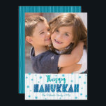 Gelukkige Chanoeka Foto Turquoise Typografie Vet Feestdagenkaart<br><div class="desc">"Happy Hanukkah." Fun, speels, griezelige handgemaakte typografie samen met een willekeurige ster van David-patroon in lichtblauw, alle overspelende, lichtvaardige, blauw hand getrokken lijnen op een witte achtergrond samen met een foto van uw keuze, helpen u in Hanukkah te werken. De hand getrokken turquoise lijnen bedekken een blauwgroen blauwe achtergrond op...</div>