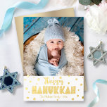 Gelukkige Chanoeka Foto Whimsical Sterren Echt Gou Folie Feestdagenkaart<br><div class="desc">"Gelukkige Chanoeka." Leuke, speelse, grillige handgemaakte echte gouden folie typografie en een willekeurig Star of David-patroon bedekken een schone, witte achtergrond. Voeg de foto van uw keuze toe en help Chanoeka in te luiden met dit prachtige, kleurrijke, gepersonaliseerde echte gouden folie wenskaart. Faux goud metallic ombre is op de rug....</div>