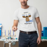 Gelukkige Chanoeka Grappige Moose Menorah T-shirt<br><div class="desc">Voeg dit jaar een beetje gril toe aan je shirt met dit schattige vakantie-feest dat een eland met een menora en sjaal verbeeldt!</div>