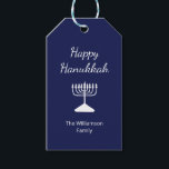 Gelukkige Chanoeka Menorah Eenvoudig Blauw Cadeaulabel<br><div class="desc">Happy Hanukkah Blue Holiday cadeau label,  met een eenvoudige witte menora en script typografie ontwerp. Met witte aanpasbare letters kunt u uw eigen gegevens toevoegen. Een feestelijke manier om dit vakantieseizoen speciale cadeaus te sturen.</div>