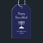 Gelukkige Chanoeka Menorah Eenvoudig Blauw Cadeaulabel<br><div class="desc">Happy Hanukkah Blue Holiday cadeau label,  met een eenvoudige witte menora en script typografie ontwerp. Met witte aanpasbare letters kunt u uw eigen gegevens toevoegen. Een feestelijke manier om dit vakantieseizoen speciale cadeaus te sturen.</div>