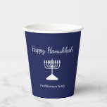 Gelukkige Chanoeka Menorah Eenvoudig Blauw Papieren Bekers<br><div class="desc">Happy Chanoeka Blue Holiday paper cup,  met een eenvoudige witte menora en script typografie ontwerp. Met witte aanpasbare letters kunt u uw eigen gegevens toevoegen. Een feestelijke manier om te vieren met vrienden en geliefden.</div>
