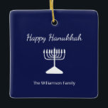 Gelukkige Chanoeka Menorah Eenvoudig Blauw Wit Keramisch Ornament<br><div class="desc">Happy Hanukkah Blue Holiday ornament,  met een eenvoudige witte menora en script typografie ontwerp. Met witte aanpasbare letters kunt u uw eigen gegevens toevoegen. Een feestelijke aanvulling op uw vakantiedecor.</div>