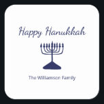 Gelukkige Chanoeka Menorah Eenvoudig Vierkante Sticker<br><div class="desc">Happy Hanukkah Blue Holiday sticker,  met een eenvoudige blauw menorah en script typografie ontwerp. Met blauwe aanpasbare letters kunt u uw eigen gegevens toevoegen. Een feestelijke manier om te vieren met vrienden en geliefden.</div>