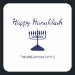 Gelukkige Chanoeka Menorah Eenvoudig Vierkante Sticker<br><div class="desc">Happy Hanukkah Blue Holiday sticker,  met een eenvoudige blauw menorah en script typografie ontwerp. Met blauwe aanpasbare letters kunt u uw eigen gegevens toevoegen. Een feestelijke manier om te vieren met vrienden en geliefden.</div>