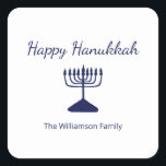 Gelukkige Chanoeka Menorah Eenvoudig Vierkante Sticker<br><div class="desc">Happy Hanukkah Blue Holiday sticker,  met een eenvoudige blauw menorah en script typografie ontwerp. Met blauwe aanpasbare letters kunt u uw eigen gegevens toevoegen. Een feestelijke manier om te vieren met vrienden en geliefden.</div>
