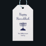Gelukkige Chanoeka Menorah Eenvoudige Gift Labels Cadeaulabel<br><div class="desc">Happy Hanukkah Holiday cadeau label,  met een eenvoudige blauwe menorah en script typografie ontwerp. Met aanpasbare letters kunt u uw eigen gegevens toevoegen. Een feestelijke manier om dit vakantieseizoen speciale cadeaus te sturen.</div>