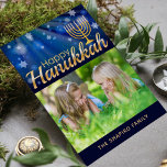 Gelukkige Chanoeka Menorah gepersonaliseerde foto<br><div class="desc">Dit moderne sterrenontwerp toont je favoriete foto met de tekst "Happy Hanukkah" met je familienaam en datum in gouden typografie op een blauwe achtergrond met feestdagen accent. Personaliseer door de tekst in het tekstvak te bewerken en uw eigen foto toe te voegen. #hanukkah #chanukah #feestdagen #seasonal #festive #modern #photo #photograph...</div>