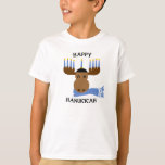 Gelukkige Chanoeka Moose Menorah T-shirt<br><div class="desc">Voeg dit jaar een beetje gril toe aan je shirt met dit schattige vakantie-feest dat een eland met een menora en sjaal verbeeldt!</div>