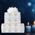 Gelukkige Chanoeka Schattigee  Menorah Cadeaupapier<br><div class="desc">Schattige aangepaste Happy Chanoeka inpakpapier voor een joodse familie met een Chanoeka feest met een synagoge. Personaliseer met je eigen achternaam of groepsinformatie in het blauw onder de  blauwe en gouden menora.</div>