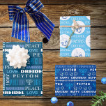 Gelukkige Chanoeka Wit Blauw Kind Naam Typografie Inpakpapier Vel<br><div class="desc">Voeg de naam van uw kind toe aan dit schattige witte op blauwe Happy Chanoeka typografie inpakpapier voor een gepersonaliseerde touch aan uw Festival of Lights. Blad één bevat een mix van leuke lettertypen in verschillende tinten lichtblauw en wit op een achtergrond van rijke donkere oceaanblauw. Genesteld tussen DREIDEL, HANUKKAH,...</div>
