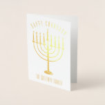 Gelukkige Chanukah Menorah vakantie Folie Kaarten<br><div class="desc">Stuur je geliefden een gepersonaliseerde folie kaart dit Chanoeka seizoen. Dit ontwerp is voorzien van een gouden folie menora. Daarboven staat "Happy Chanukah". Onder de menorah is een plek voor uw familienaam die u kunt personaliseren of verwijderen als u wilt. In de kaart staat "Wishing you peace, love, and joy...</div>