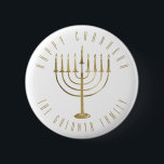 Gelukkige Chanukah Menorah vakantie Ronde Button 5,7 Cm<br><div class="desc">Op deze knop staat een goudkleurige menora met de tekst "Happy Chanukah". Onder de menorah is een plek voor uw familienaam die u kunt personaliseren of verwijderen als u wilt.</div>
