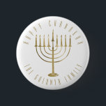 Gelukkige Chanukah Menorah vakantie Ronde Button 5,7 Cm<br><div class="desc">Op deze knop staat een goudkleurige menora met de tekst "Happy Chanukah". Onder de menorah is een plek voor uw familienaam die u kunt personaliseren of verwijderen als u wilt.</div>