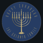 Gelukkige Chanukah Navy Gold Menorah vakantie Ronde Sticker<br><div class="desc">Deze sticker heeft een goudkleurige menora op een marineblauwe achtergrond. Het bericht hierboven luidt "Happy Chanukah". Onder de menorah is een plek voor uw familienaam die u kunt personaliseren of verwijderen als u wilt.</div>