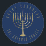 Gelukkige Chanukah Navy Gold Menorah vakantie Ronde Sticker<br><div class="desc">Deze sticker heeft een goudkleurige menora op een marineblauwe achtergrond. Het bericht hierboven luidt "Happy Chanukah". Onder de menorah is een plek voor uw familienaam die u kunt personaliseren of verwijderen als u wilt.</div>