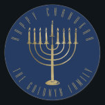 Gelukkige Chanukah Navy Gold Menorah vakantie Ronde Sticker<br><div class="desc">Deze sticker heeft een goudkleurige menora op een marineblauwe achtergrond. Het bericht hierboven luidt "Happy Chanukah". Onder de menorah is een plek voor uw familienaam die u kunt personaliseren of verwijderen als u wilt.</div>