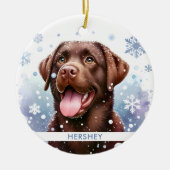 Gelukkige Chocolade Labrador Retriever Hond Kerstm Keramisch Ornament (Voorkant)