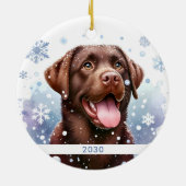 Gelukkige Chocolade Labrador Retriever Hond Kerstm Keramisch Ornament (Achterkant)