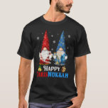 Gelukkige Chrismukkah Gnomes Kerstmis Chanoeka T-shirt<br><div class="desc">Grappig Gnomes Chanoeka Design,  met schattig drie tuin Gnomie,  kerstverlichting,  het dragen van menora en dreidel op een Feestelijke joodse Holiday Lights Ornament Decor,  Great Chanoeka Holiday Gift.</div>