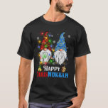 Gelukkige Chrismukkah Gnomes Kerstmis Chanoeka T-shirt<br><div class="desc">Grappig Gnomes Chanoeka Design,  met schattig drie tuin Gnomie,  kerstverlichting,  het dragen van menora en dreidel op een Feestelijke joodse Holiday Lights Ornament Decor,  Great Chanoeka Holiday Gift.</div>