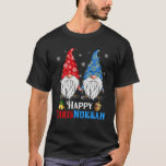 Gelukkige Chrismukkah Gnomes Kerstmis Chanoeka T-shirt<br><div class="desc">Grappig Gnomes Chanoeka Design,  met schattig drie tuin Gnomie,  kerstverlichting,  het dragen van menora en dreidel op een Feestelijke joodse Holiday Lights Ornament Decor,  Great Chanoeka Holiday Gift.</div>