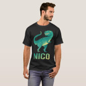Gelukkige dinosaurus - Nico naam T-shirt (Voorkant volledig)