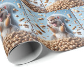 Gelukkige eekhoorn in een stapel pinda's cadeaupapier (Rol Hoek)