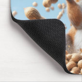 Gelukkige eekhoorn in een stapel pinda's muismat (Hoek)