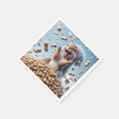 Gelukkige eekhoorn in een stapel pinda's servet (Hoek)