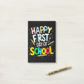 Gelukkige eerste dag terug naar school post-it® notes (Op bureau)