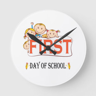 Gelukkige eerste schooldag Terug naar school baby Ronde Klok