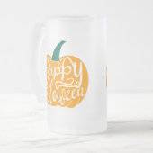 Gelukkige Halloween-belettering op gesneden pompoe Matglas Bierpul (Voorkant links)