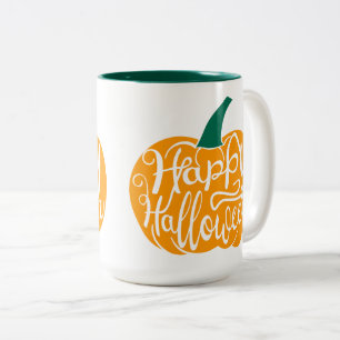 Gelukkige Halloween-belettering op gesneden pompoe Tweekleurige Koffiemok