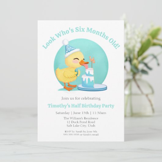 Gelukkige Halve Verjaardag Baby Duck met Cake Part Kaart (Staand voorkant)