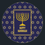 GELUKKIGE HANUKKAH Star David BLUE Ronde Sticker<br><div class="desc">Stijlvolle feestelijke HANUKKAH-stickers met faux Gold Star van David als achtergrondpatroon. Deel van het FESTIVE STARS-Collectie door Berean Design.</div>