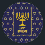 GELUKKIGE HANUKKAH Star David BLUE Ronde Sticker<br><div class="desc">Stijlvolle feestelijke HANUKKAH-stickers met faux Gold Star van David als achtergrondpatroon. Deel van het FESTIVE STARS-Collectie door Berean Design.</div>