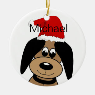 Gelukkige hond in kerstmuts gepersonaliseerd keramisch ornament