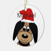 Gelukkige hond in kerstmuts gepersonaliseerd keramisch ornament (Links)