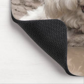 Gelukkige hond in modderplas muismat (Hoek)