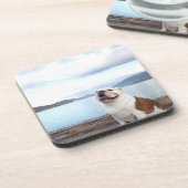 gelukkige hond op het dek nabij het meer drankjes onderzetter (Linkerzijde)