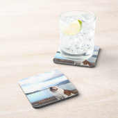 gelukkige hond op het dek nabij het meer drankjes onderzetter (Rechterzijde)