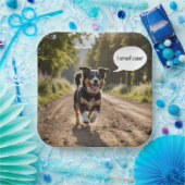 Gelukkige hond ruiken verjaardagstaart papieren bordje (Feest)