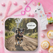 Gelukkige hond ruiken verjaardagstaart papieren bordje (Feest)