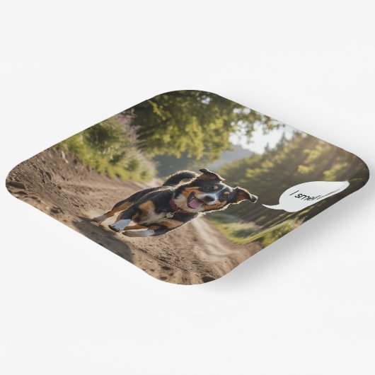 Gelukkige hond ruiken verjaardagstaart papieren bordje (Gebogen)