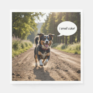 Gelukkige hond ruiken verjaardagstaart servet